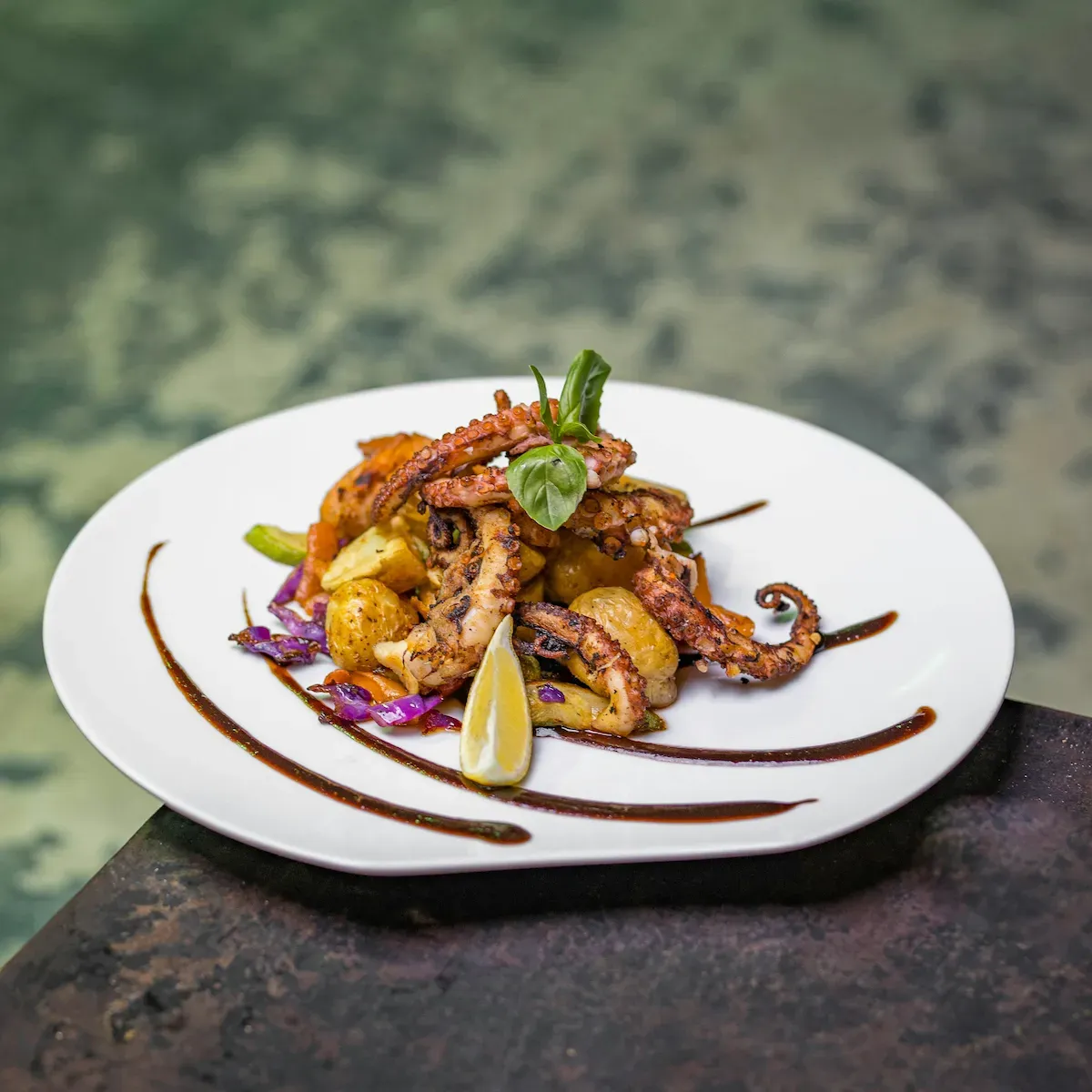 Piatto di polpo arrosto con patate del menu demo Azzurro di Mare