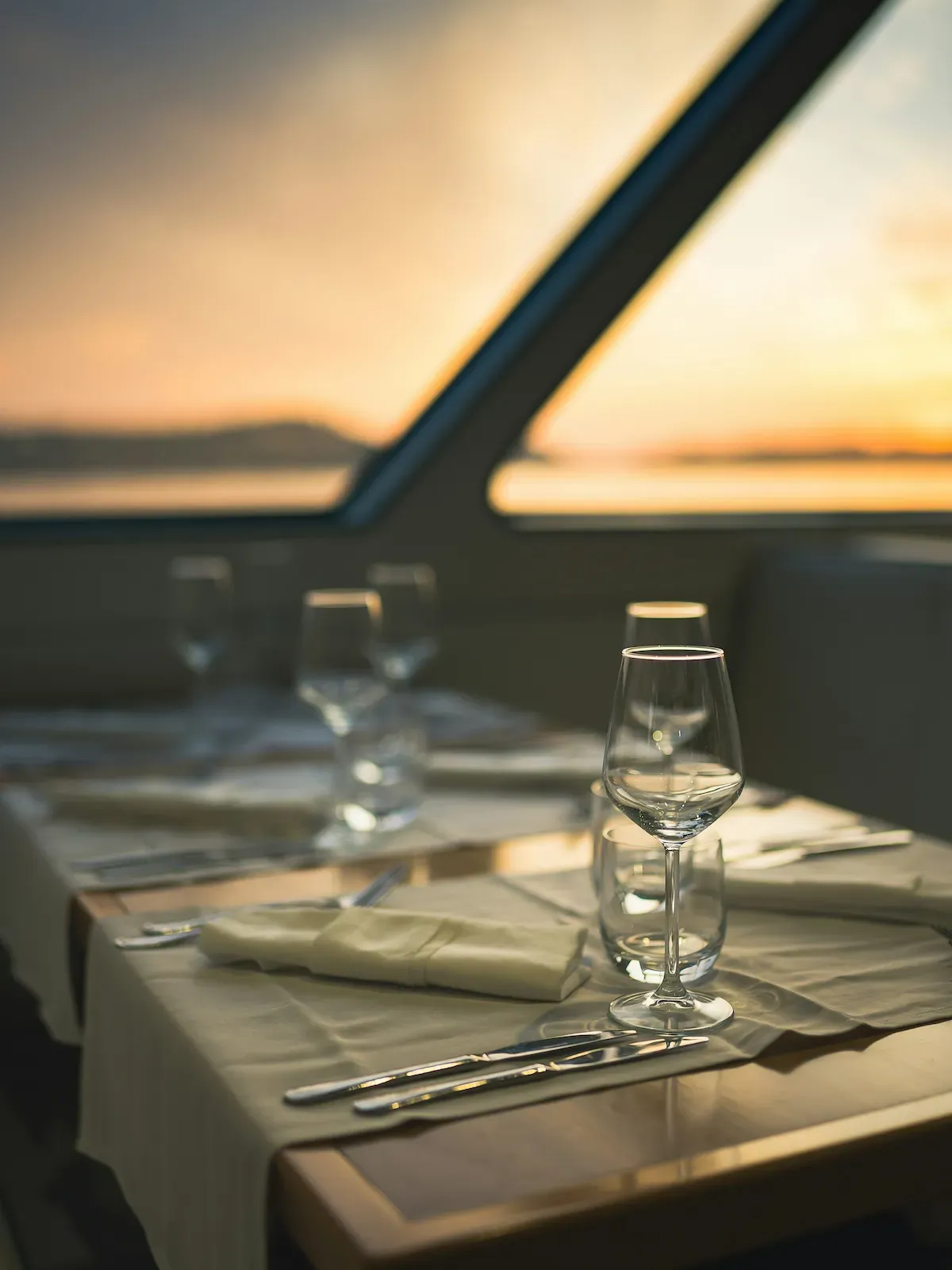 Tavolo preparato per la cena al tramonto nel ristorante demo Azzurro di Mare